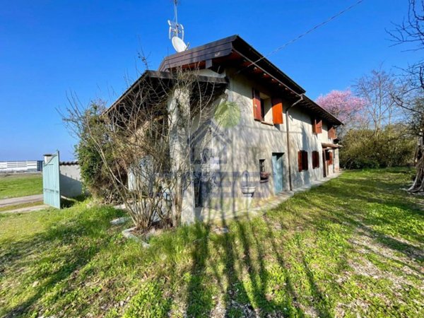 casa indipendente in vendita a Castel San Giovanni in zona Fontana Pradosa