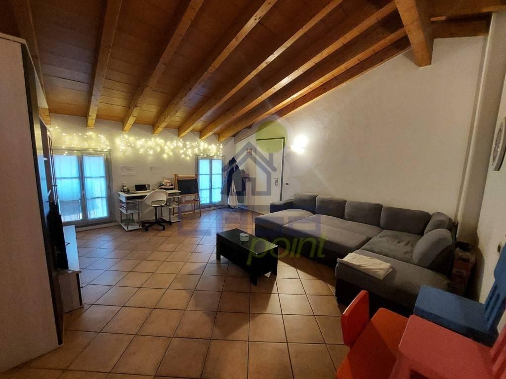 appartamento in vendita a Castelvetro Piacentino in zona Castelvetro