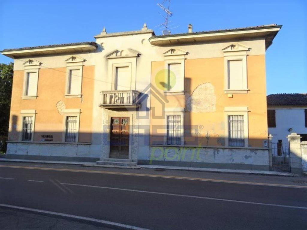 casa indipendente in vendita a Castelvetro Piacentino in zona Castelvetro