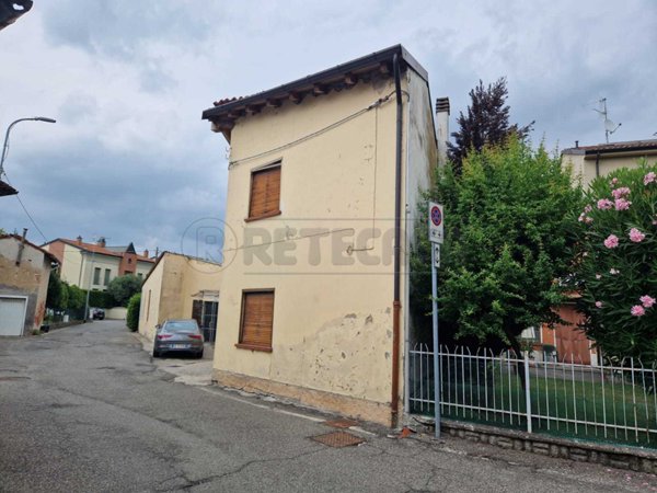 casa indipendente in vendita a Castelvetro Piacentino in zona Castelvetro