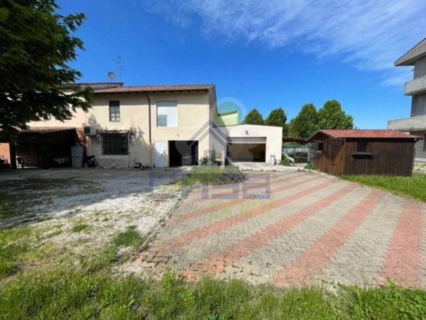 casa indipendente in vendita a Castelvetro Piacentino in zona Castelvetro