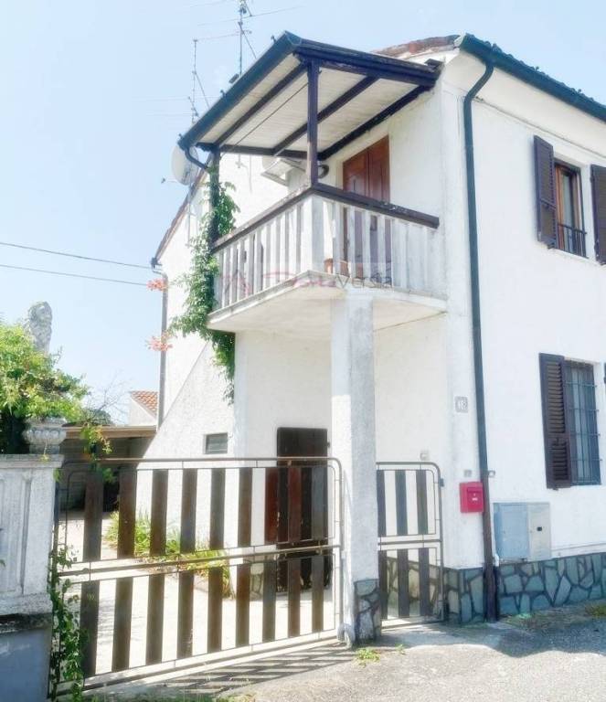 casa indipendente in vendita a Castelvetro Piacentino