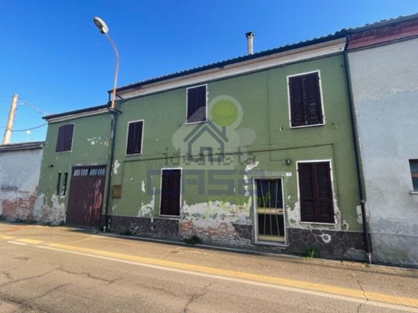 casa indipendente in vendita a Castelvetro Piacentino in zona Castelvetro