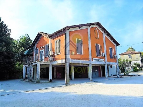 negozio in vendita a Castelvetro Piacentino in zona Castelvetro