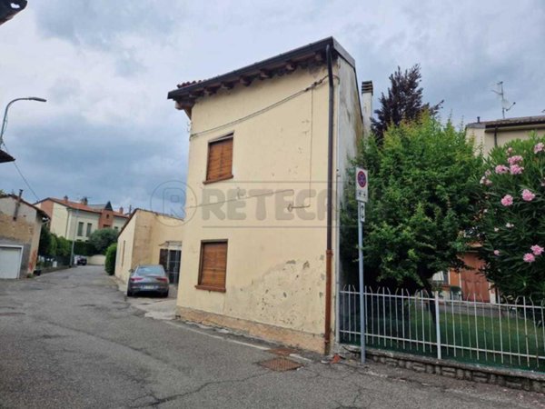 casa indipendente in vendita a Castelvetro Piacentino in zona Castelvetro