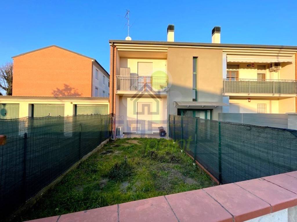 appartamento in vendita a Castelvetro Piacentino in zona Castelvetro