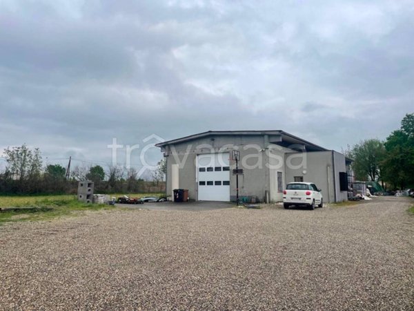 locale commerciale in vendita a Castelvetro Piacentino