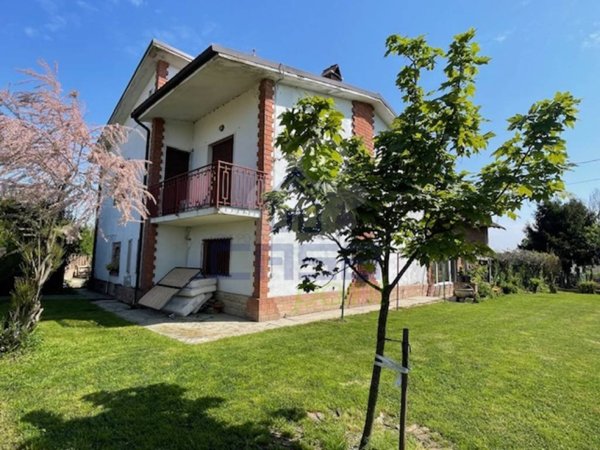 casa indipendente in vendita a Castelvetro Piacentino in zona San Giuliano