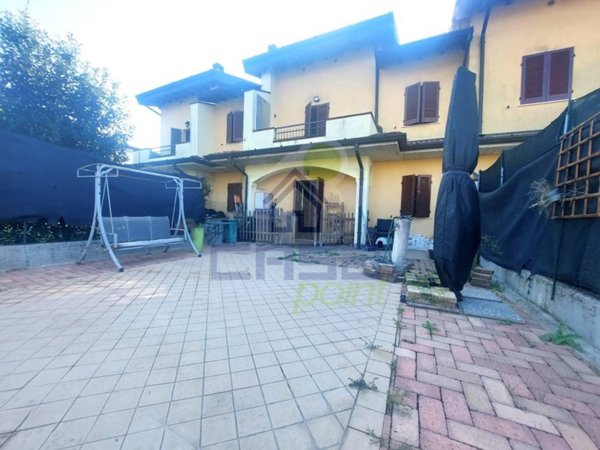casa indipendente in vendita a Castelvetro Piacentino in zona Castelvetro