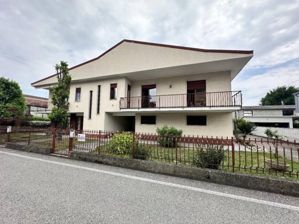 casa indipendente in vendita a Castelvetro Piacentino in zona Castelvetro