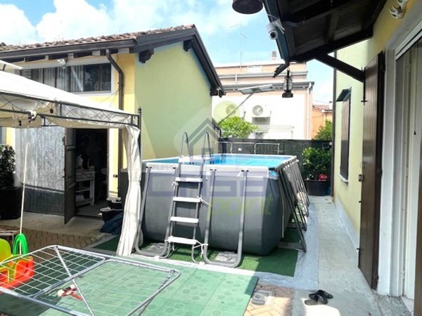 casa indipendente in vendita a Castelvetro Piacentino in zona San Giuliano