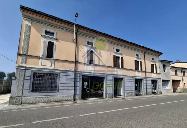 negozio in vendita a Castelvetro Piacentino in zona Castelvetro