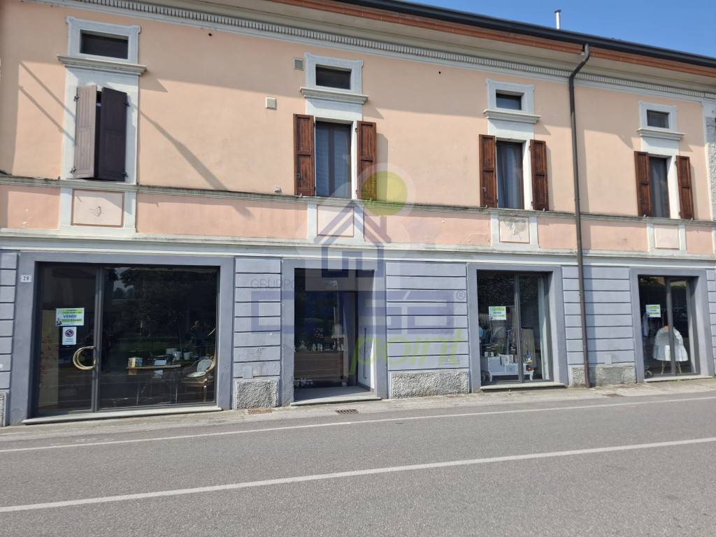 negozio in vendita a Castelvetro Piacentino in zona Castelvetro