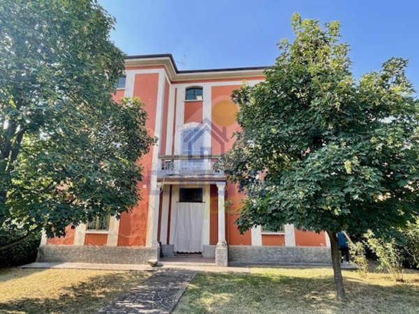 casa indipendente in vendita a Castelvetro Piacentino in zona Castelvetro
