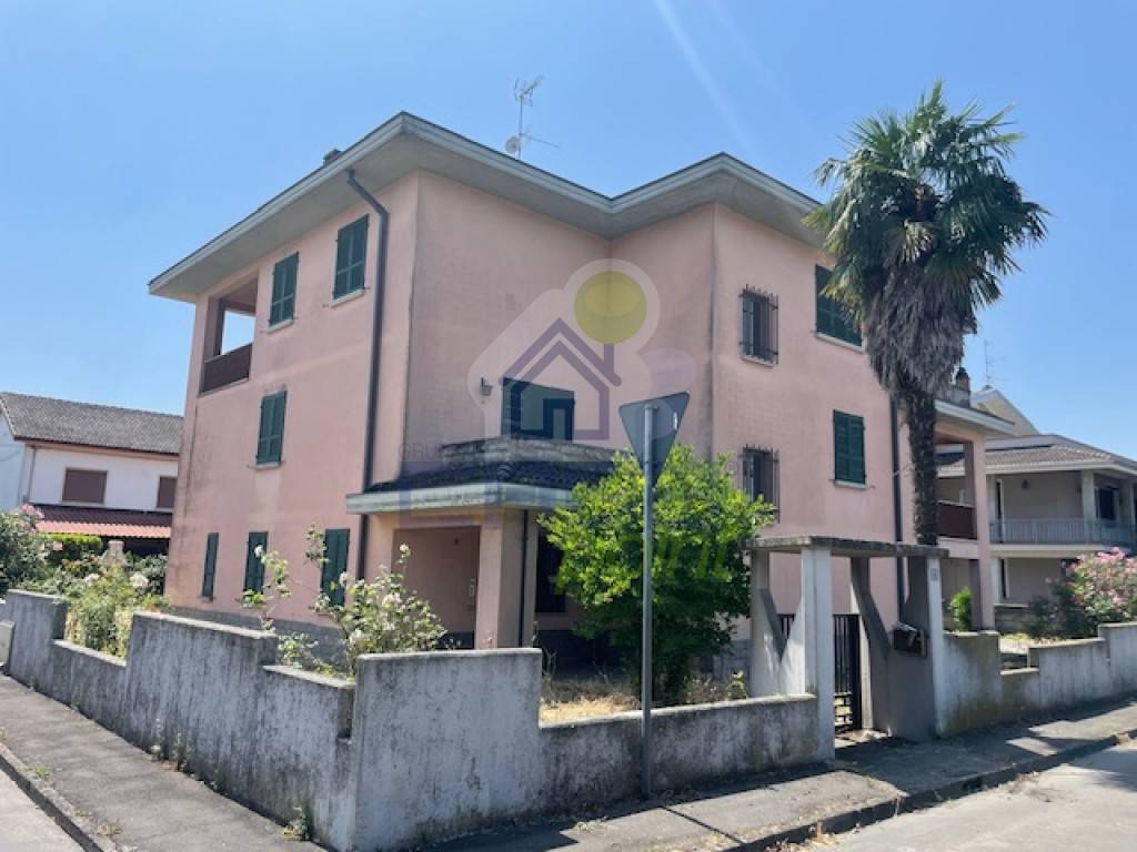 appartamento in vendita a Castelvetro Piacentino in zona Castelvetro