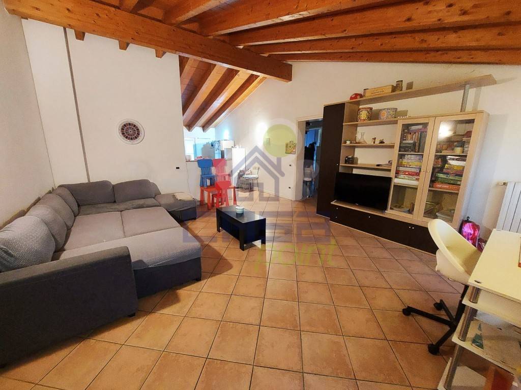 appartamento in vendita a Castelvetro Piacentino in zona Castelvetro