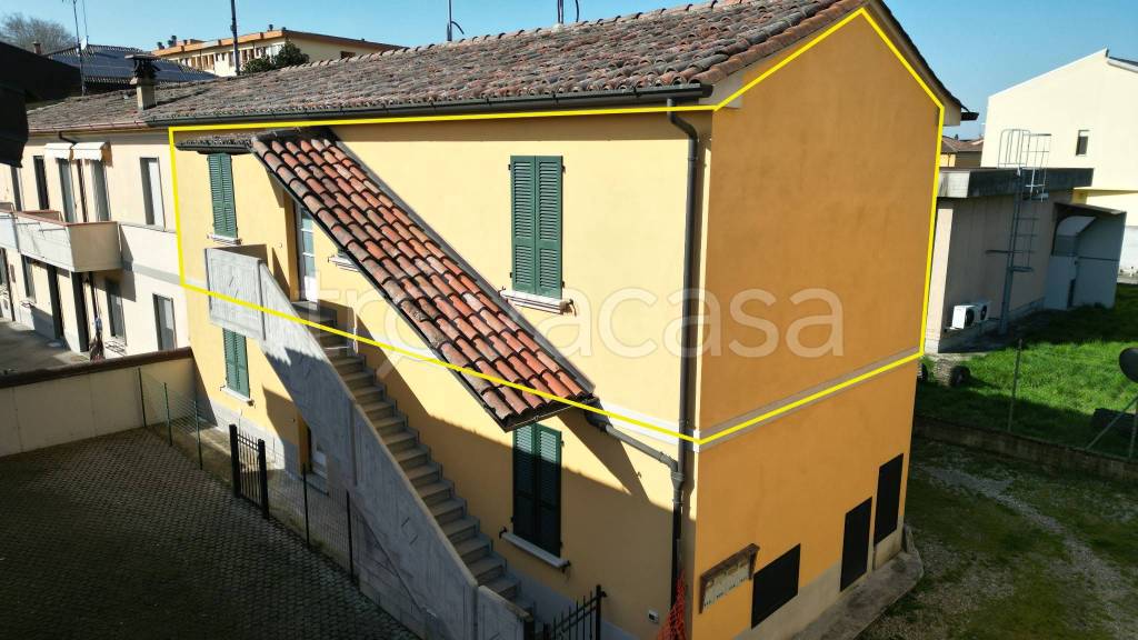 appartamento in vendita a Castelvetro Piacentino in zona Castelvetro