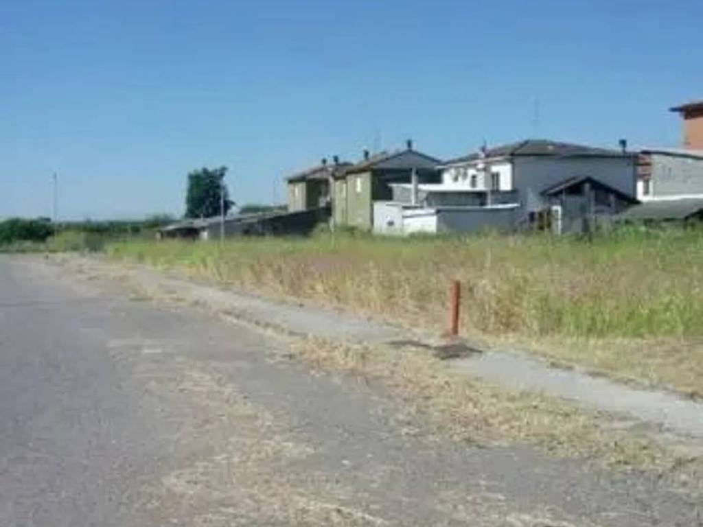 terreno edificabile in vendita a Castelvetro Piacentino in zona San Giuliano