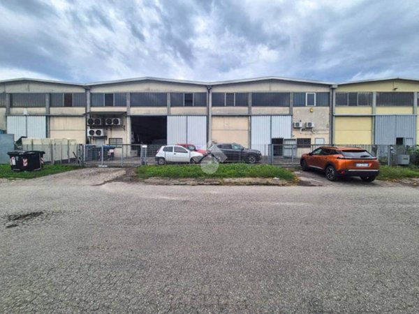 locale commerciale in vendita a Castelvetro Piacentino