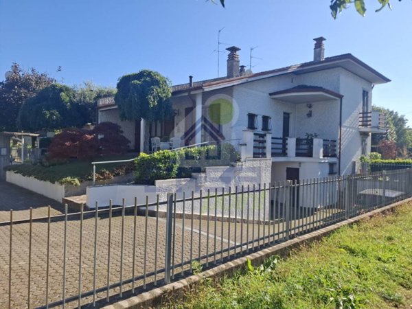 casa indipendente in vendita a Castelvetro Piacentino in zona Castelvetro