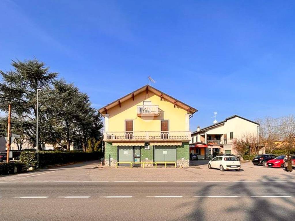 negozio in vendita a Castelvetro Piacentino