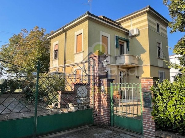 casa indipendente in vendita a Castelvetro Piacentino in zona Castelvetro