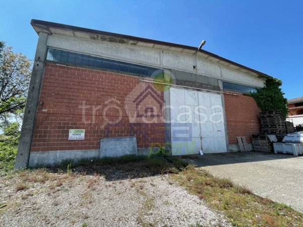 locale commerciale in vendita a Castelvetro Piacentino in zona Castelvetro