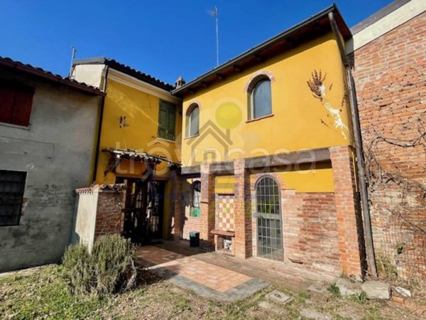 casa indipendente in vendita a Castelvetro Piacentino in zona Castelvetro