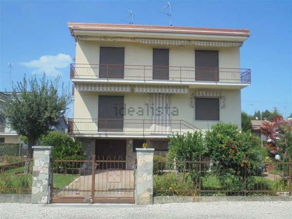 casa indipendente in vendita a Castelvetro Piacentino in zona Castelvetro