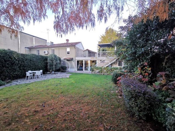 casa indipendente in vendita a Castelvetro Piacentino in zona Castelvetro