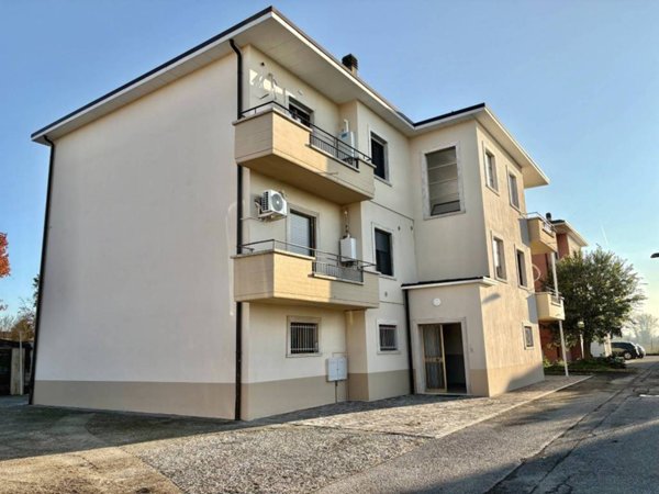 appartamento in vendita a Castelvetro Piacentino in zona Castelvetro