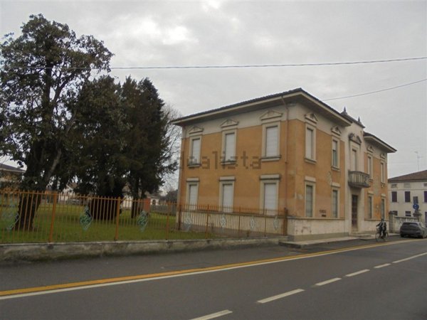 casa indipendente in vendita a Castelvetro Piacentino in zona Castelvetro