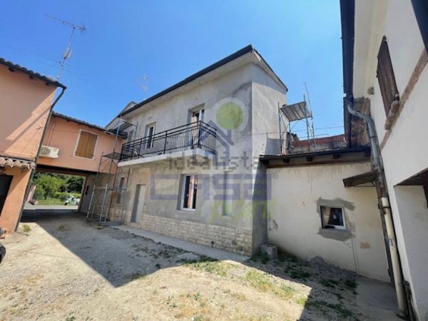 casa indipendente in vendita a Castelvetro Piacentino in zona Castelvetro