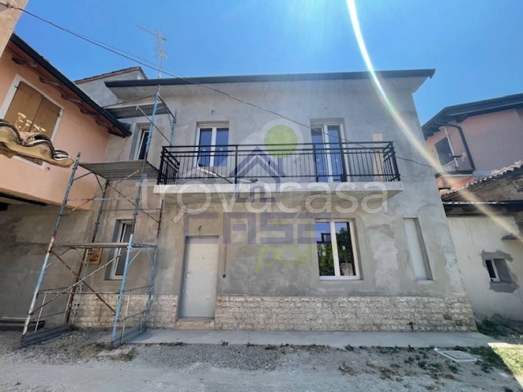 casa indipendente in vendita a Castelvetro Piacentino in zona Castelvetro