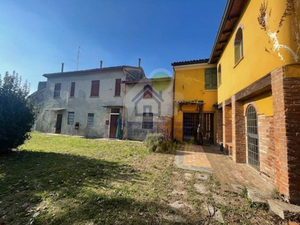 casa indipendente in vendita a Castelvetro Piacentino in zona Castelvetro