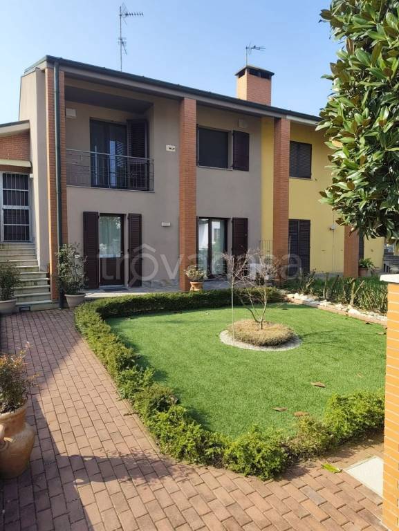 casa indipendente in vendita a Castelvetro Piacentino in zona Castelvetro