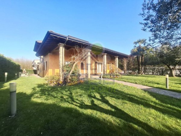 casa indipendente in vendita a Castelvetro Piacentino in zona Castelvetro