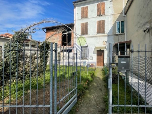 casa indipendente in vendita a Castelvetro Piacentino in zona Castelvetro