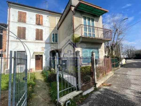 casa indipendente in vendita a Castelvetro Piacentino in zona Castelvetro