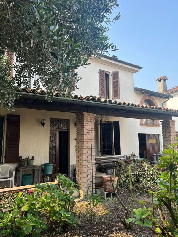 casa indipendente in vendita a Castelvetro Piacentino in zona Castelvetro