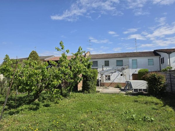 casa indipendente in vendita a Castelvetro Piacentino in zona Castelvetro