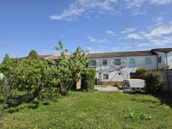 casa indipendente in vendita a Castelvetro Piacentino in zona Castelvetro