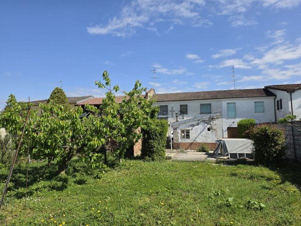 casa indipendente in vendita a Castelvetro Piacentino in zona Castelvetro