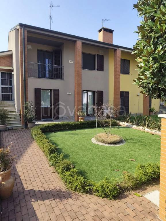 casa indipendente in vendita a Castelvetro Piacentino