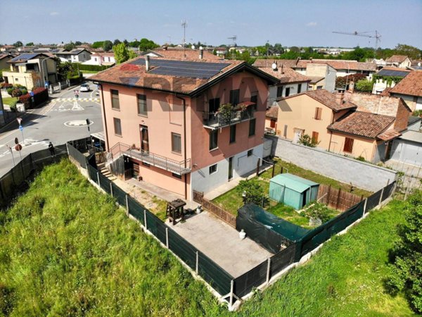 casa indipendente in vendita a Castelvetro Piacentino