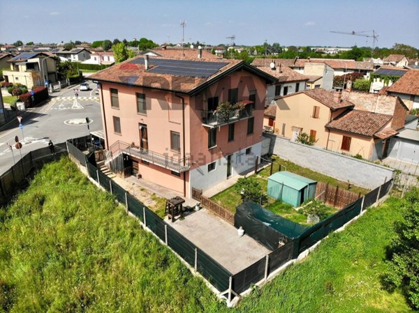 casa indipendente in vendita a Castelvetro Piacentino