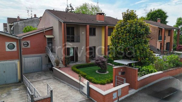 casa indipendente in vendita a Castelvetro Piacentino in zona Castelvetro