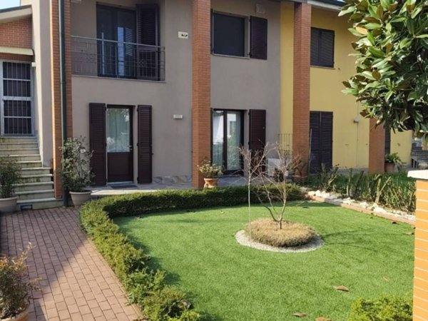 casa indipendente in vendita a Castelvetro Piacentino in zona Castelvetro