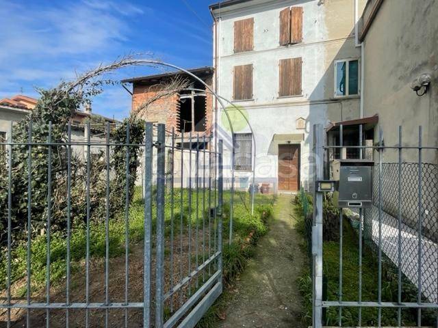 casa indipendente in vendita a Castelvetro Piacentino in zona Castelvetro