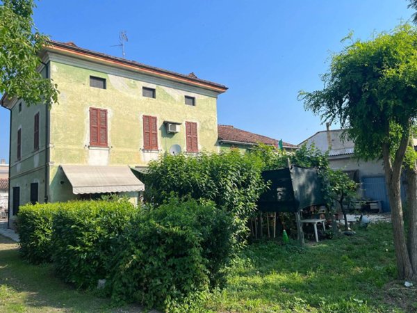 casa indipendente in vendita a Castelvetro Piacentino in zona San Giuliano